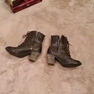 Women's size 9.5M Vegan leather heeled boot, lace front boot